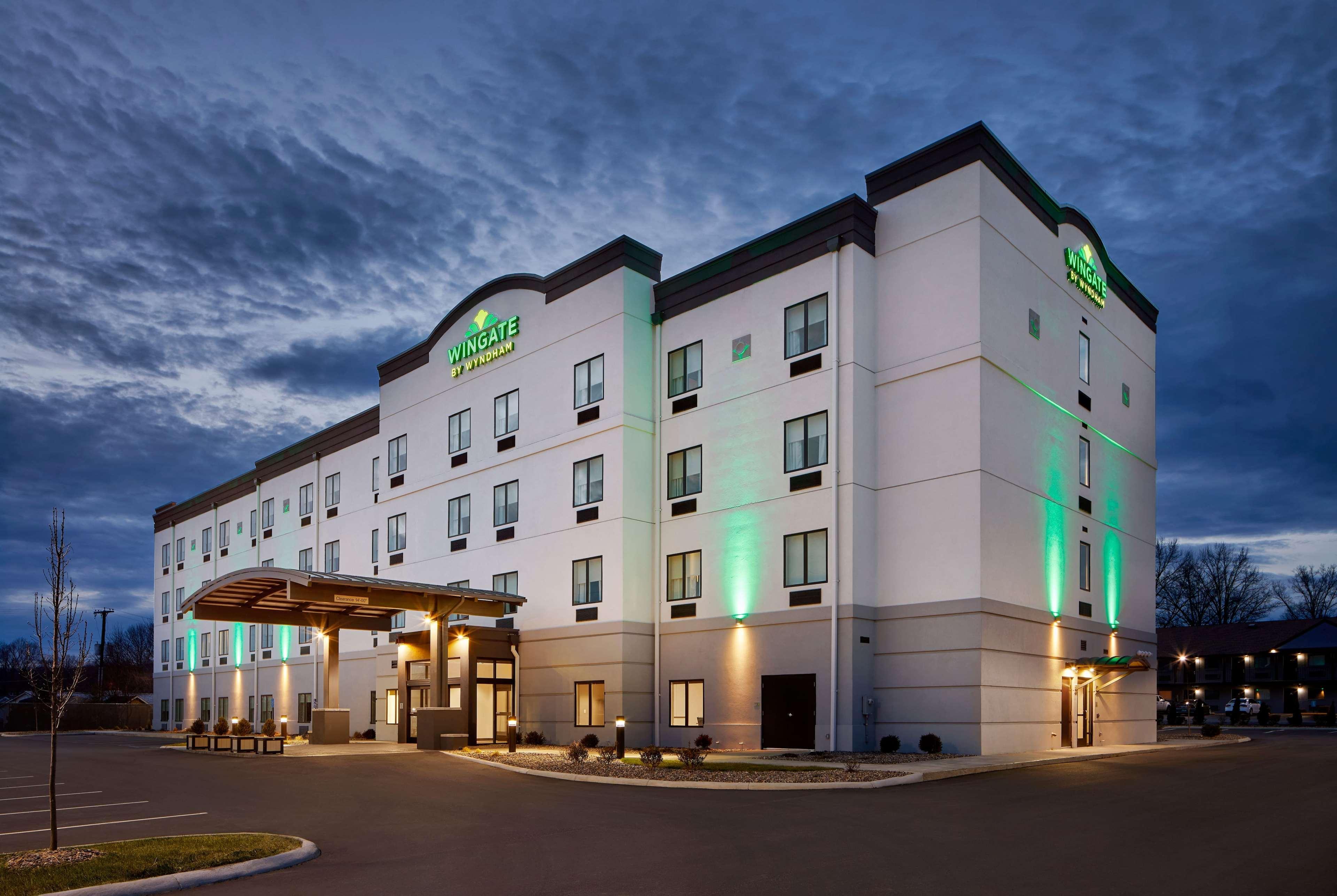 Wingate By Wyndham Hurricane Wv Hotel Exterior photo